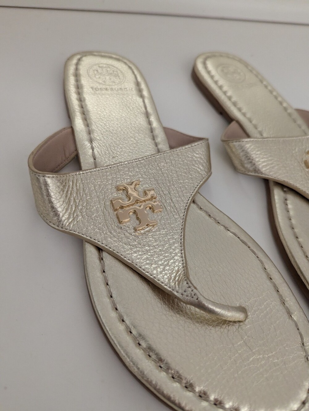 EUC! Tory Burch Jolie Flat Thong Sandal In Gold Size 8.5 - Picture 3 of 16